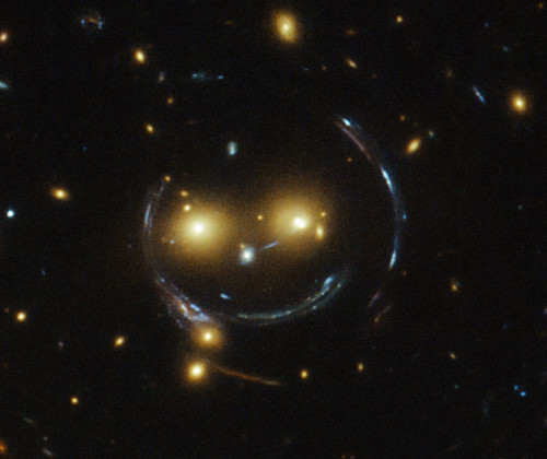 sdss_j1038+4849_smiley-hst-crop-500x420